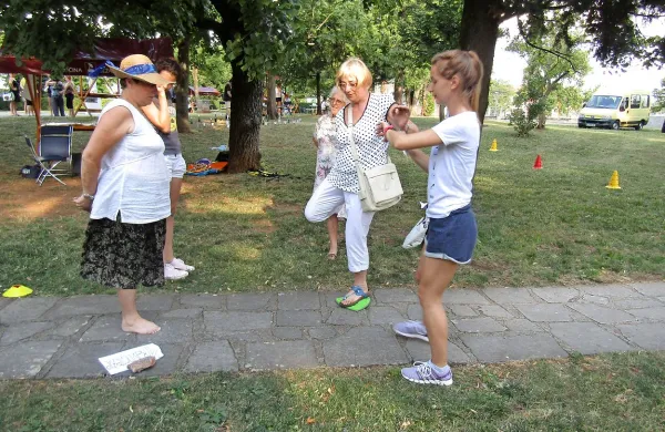 Pri vajah iz ravnotežja so se na prireditvi Poligon zdravja v 
okviru Mladifesta v  Sežani preizkušali tudi starejši in se ob 
tem nadvse zabavali. 

