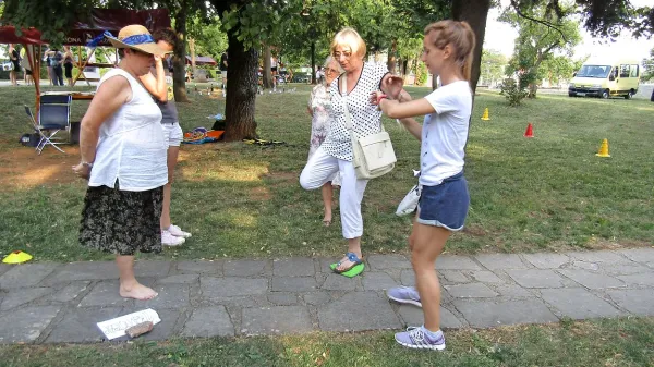 Pri vajah iz ravnotežja so se na prireditvi Poligon zdravja v 
okviru Mladifesta v  Sežani preizkušali tudi starejši in se ob 
tem nadvse zabavali. 

