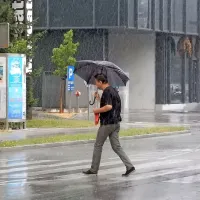 Sprva oblačno z občasnimi plohami, popoldne delno jasno