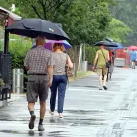 Novogoričane, ki so se zjutraj odpravili v službo ali po 
opravkih, je zalotila ploha. Večini je najbrž prijala osvežitev po 
hudi vročini minulih dni.