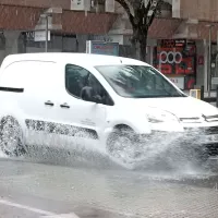 Sprva oblačno z občasnimi plohami, popoldne delno jasno