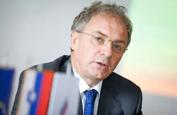 Predsednika Združenja za vrednote slovenske osamosvojitve Aleša Hojsa so izključili iz stranke NSi.