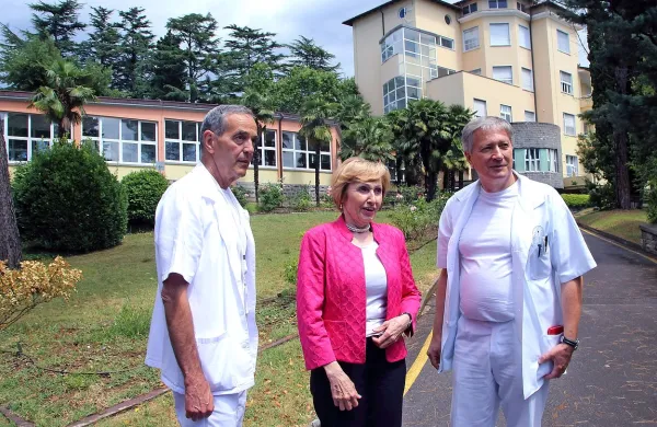 Zdravstveno ministrico Milojko Kolar Celarc sta  direktor 
bolnišnice Radoslav Marčan (levo) in Nikša Hero, predstojnik 
dejavnosti hrbtenične in otroške ortopedije (desno) popeljala 
na ogled  območja  bolnišnice.  