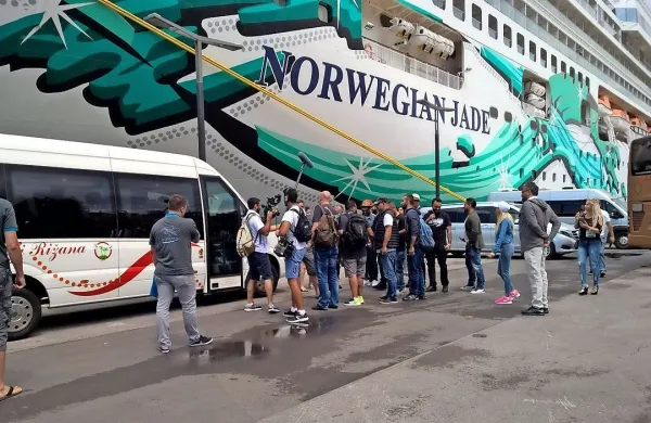 Ekipo arabskih zvezdnikov so na potniškem terminalu v 
Kopru pričakali turistični vodniki. 