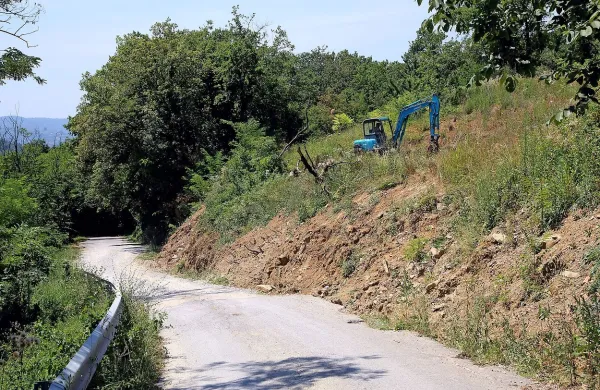 Cesta je zaradi sanacije zaprta, zato se iz Sv. Antona ne more priti v Potok.

