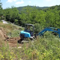 Z vkopom drenažnega jarka bodo preprečili plazenje brežine.