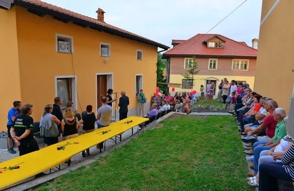 V dveh letih so si Trnovci tudi tako, da so v roke vzeli  orodje, uredili hišo (na sliki levo), kjer se 
bodo družili. 