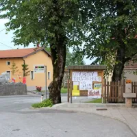 Na nasprotni strani ceste, kjer je nekdaj ustavljal avtobus,  se 
zdaj v mini jedru vasi ustavljajo domačini in turisti. 