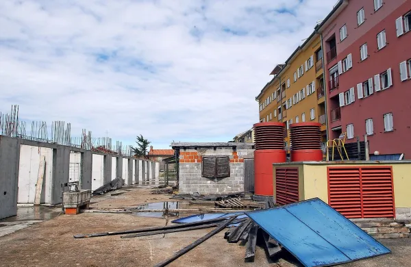 Nedokončan stanovanjsko-poslovni kompleks, ki ga je v Izoli 
pred leti  začel graditi propadli Stavbenik, je na današnji 
dražbi za 3,2 milijona evrov kupilo podjetje Vivoda.