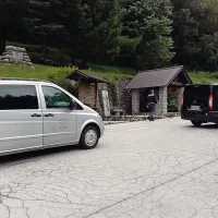 Na kraj nesreče so mlao po 15. uri prispela vozila za odvoz 
trupel.