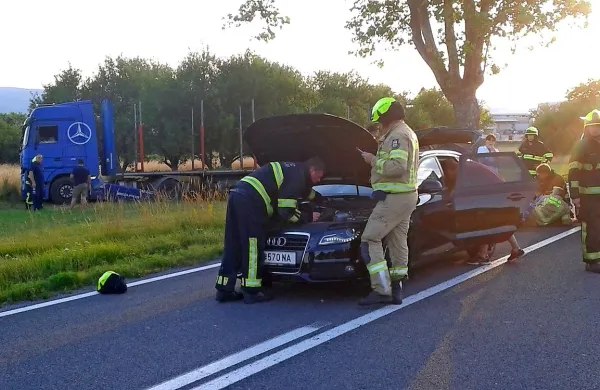 Hrvat z modrim tovornjakom (levo zadaj) je k sreči le oplazil audi  avstrijske registracije,  v 
katerem se je vozila bosanska družina.