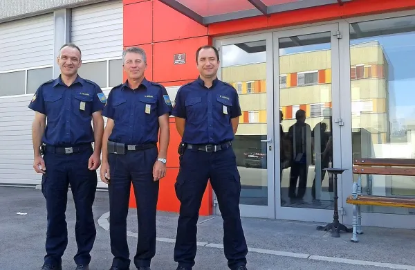 Poveljnik operativne enote Denis Glavina (levo), poveljnik-direktor brigade Vilij Bržan (v sredini) in vodja preventivne 
dejavnosti Sandi Jugovac