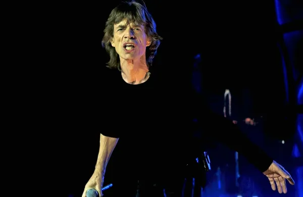 Mick Jagger bo pri 72 letih osmič postal oče.