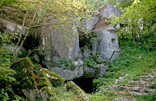 Na obrobju Pivške kotline je dobro ohranjena utrdbena 
zapuščina Alpskega zidu.