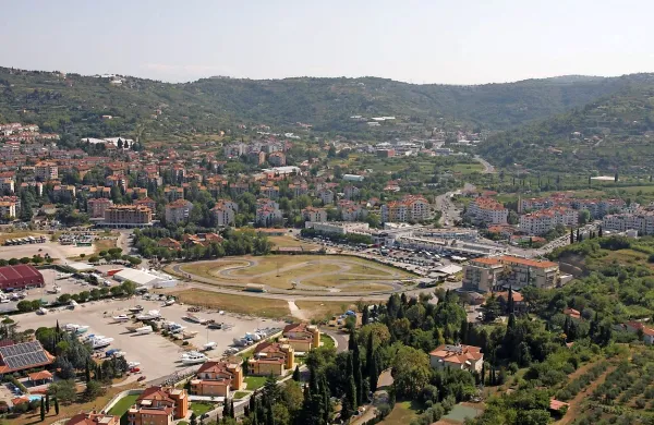 V piranskem SMC so prepričani, da bi se Lucija zadušila v 
prometnem kaosu, če bi se država odločila za drugo cestno 
različico in ne tisto, ki bi jo lahko speljali pod Baredi. 