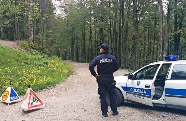 Policisti so včeraj po nesreči zaprli dostop do prizorišča 
nesreče. Danes dopoldne je  državna cesta med Lokvami in 
Predmejo zaradi preiskave spet zaprta.  