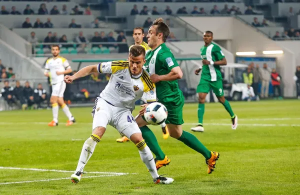Tudi letos bo v ospredju dvoboj za vrh med Olimpijo (v zelenih 
dresih) in njenim izzivalcem Mariborom.