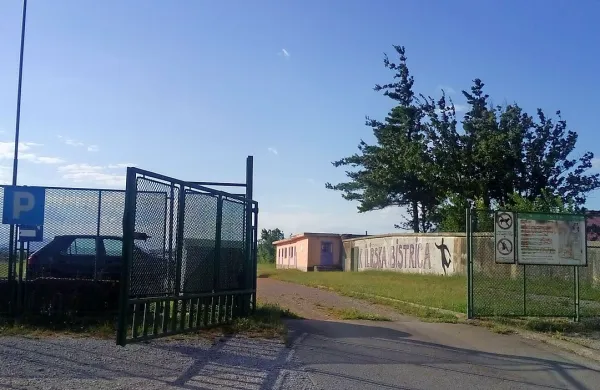 Vhod v Športni center Trnovo, ki državnemu lastništvu 
navkljub privablja mnoge bistriške rekreativne športnike.