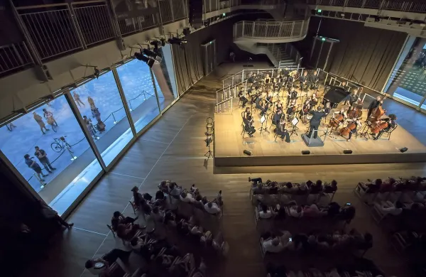 Mladinski simfonični orkester Nova je pod taktirko Simona 
Perčiča navdušil tudi občinstvo v Milanu.  