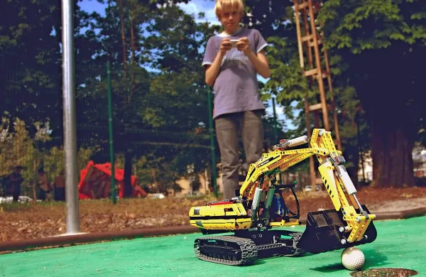 Lego Technic modeli in vlakci lahko premagujejo ovire, so 
hitrejši, z njimi pa je možna tudi igra na odprtem.