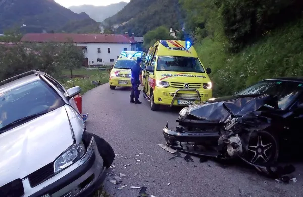  Med Smastom in Ladro je v četrtek zvečer močno počilo. 
Reševalci so v bolnišnico odpeljali oba huje poškodovana 
voznika. 