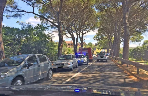 Dopoldne so v strunjanskem drevoredu trčila tri osebna 
vozila, ena oseba se je poškodovala.
