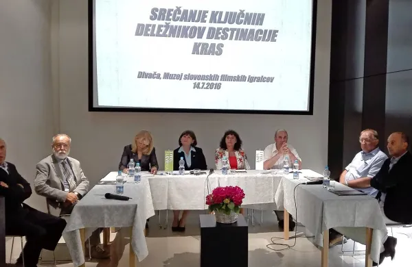 V razpravi ob izidu kataloga so sodelovali (z leve): Srečko Šajn, dr. Andrej Kranjc, Maja Pak, Eva Štravs Podlogar, 
Alenka Štrucl Dovgan, dr. Stanislav Renčelj, Stojan Ščuka,  Marjan Batagelj in drugi.