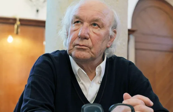Janez Bernik (1933-2016) je za svoje delo prejel več kot 40   
nacionalnih in mednarodnih nagrad in priznanj. 