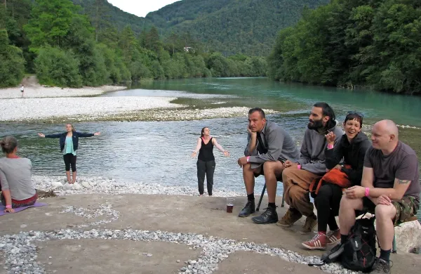 Posedanje in sproščanje ob sotočju Soče in Tolminke je 
sestavni del festivala, kjer so vsi bolj na izi. 