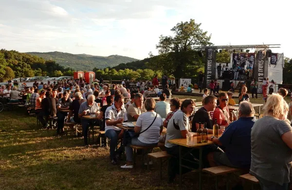 Šagra v Skriljah je pritegnila veliko ljudi. 