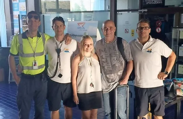 Letališče v Sečovljah je v teh dneh uporabljal tudi nekdanji 
teniški zvezdnik Andre Agassi (drugi z desne). 