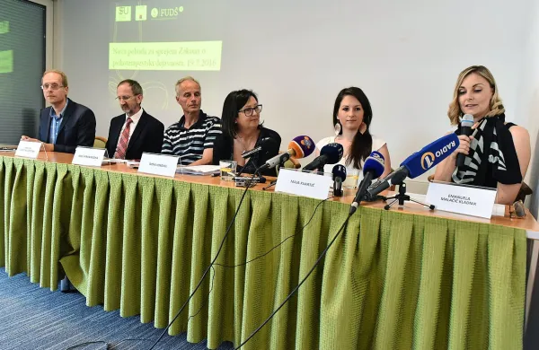 Dekani treh fakultet, kjer imajo izobraževalne programe 
psihoterapije, so danes podpisali dogovor o sodelovanju za 
zakonsko ureditev psihoterapevtske in svetovalne dejavnosti 
v Sloveniji.