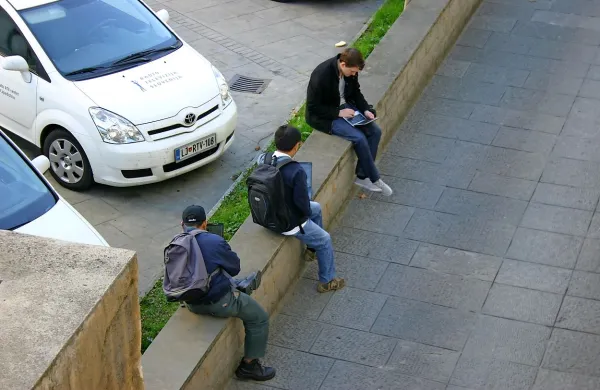 Po spletu mladi zlahka najdejo stike tudi za bežna spolna 
srečanja z neznanci. 