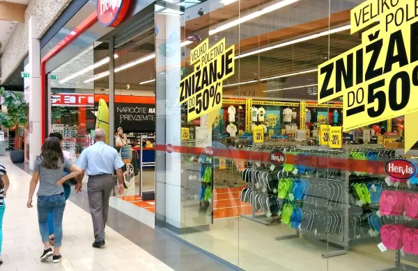 Večina trgovin (na fotografiji je Hervisova v Novi Gorici) nudi 
popuste tudi do 50 odstotkov.