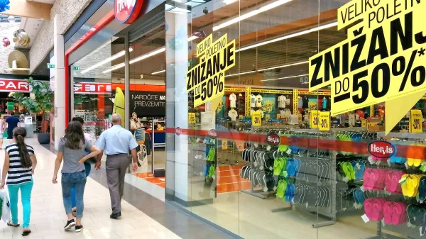 Večina trgovin (na fotografiji je Hervisova v Novi Gorici) nudi 
popuste tudi do 50 odstotkov.
