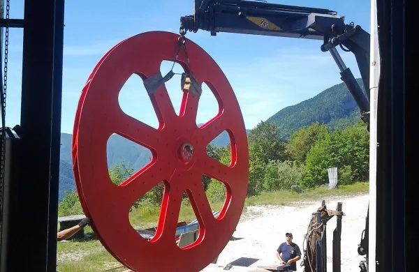 Danes pozno popoldne bo iz Francije v Bovec prišlo še 
zadnje obračalno kolo za postajo D krožne kabinske žičnice 
na Kanin.