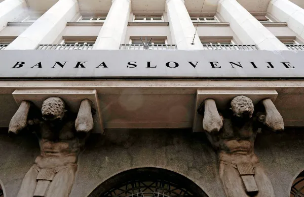 Sodišče EU je presodilo, da porazdelitev bremen med 
delničarji in podrejenimi upniki za odobritev državne pomoči 
bankam ne krši prava EU.