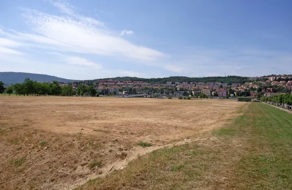 Šest arhitekturnih ateljejev bo poskušalo najti najprimernejšo 
rešitev za ureditev nasipa med gramoznim parkiriščem za 
tržnico in bodočim športnim parkom ob ustju Badaševice.