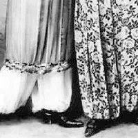 Hlačno krilo, ki ga je leta 1911 oblikoval  francoski modni 
oblikovalec Paul Poiret (detajl).