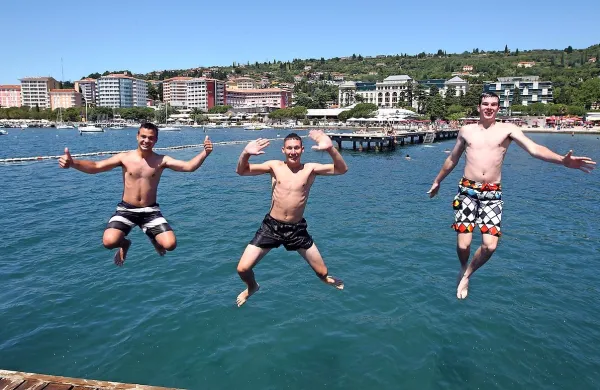  V Sloveniji letošnje poletje po visokih temperaturah glede na 
prejšnja leta ne izstopa.