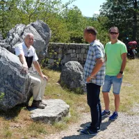 ... toda avtor Zehrudin Isaković (skrajno desno) želi prikazati 
tudi današnje sobivanje narodov ob Soči.   