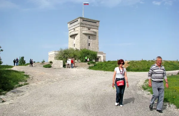 V deloma vkopanem predelu stiliziranega obrambnega stolpa bodo končno urejal gostišče. 