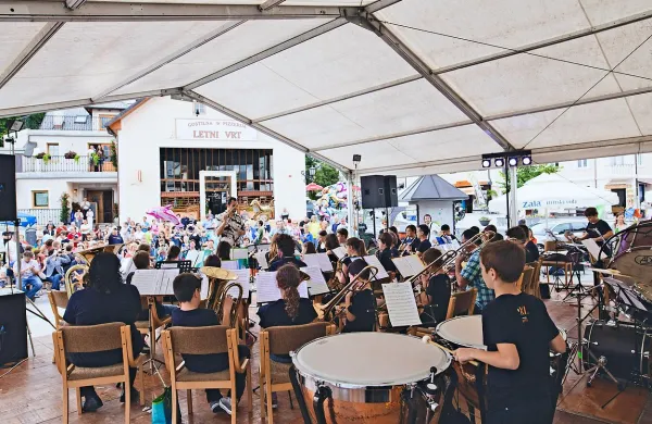 Mladi glasbeniki pritegnejo veliko število poslušalcev.  