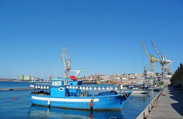 Ribiška barka na privezu ob ribiški borzi v Trstu