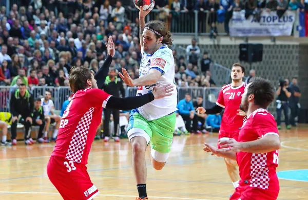 Dean Bombač (z žogo) se bo v petek proti Hrvaški spet 
predstavil domačim navijačem v Kopru. 