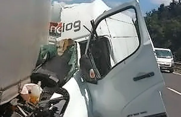 Poškodoval se je 28-letni voznik kombija. 