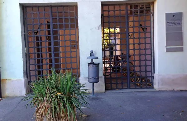 Po novem so za obiskovalce zaprta železna vrata, ki proti 
atriju FHŠ vodijo s  Triglavske ulice in ...