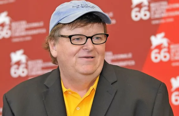 Prihodnji petek ob 18. uri bo v Kinodvoru potekala posebna 
predpremierna projekcija filma Koga napasti zdaj provokativnega ameriškega režiserja Michaela Moora.