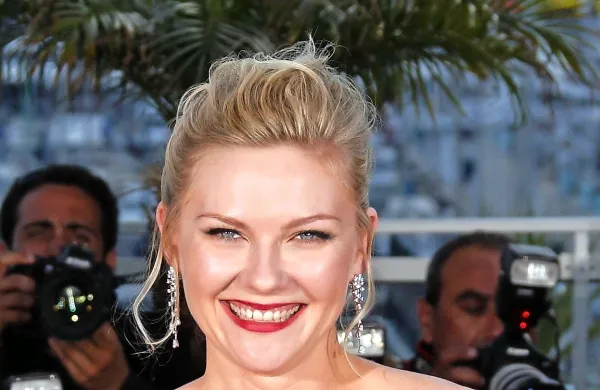 Ameriška igralka Kirsten Dunst se bo podala v režijske vode 
in prevzela filmsko adaptacijo romana Stekleni zvon ene 
najbolj vplivnih ameriških pisateljic Sylvie Plath. 