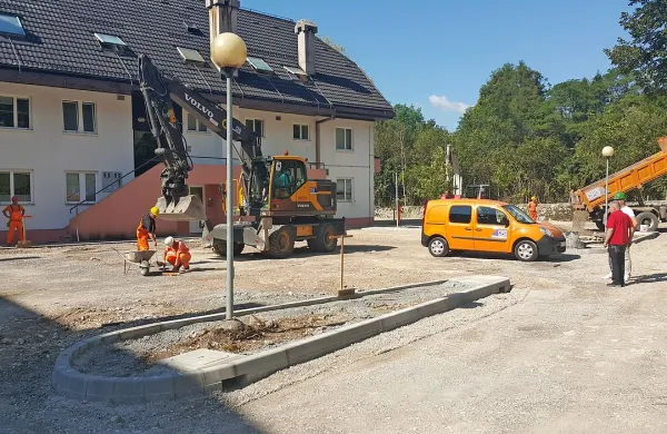 Preurejeno parkirišče bo omogočilo hiter urgentni dovoz, 
parkirnih mest bo več. 